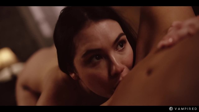 Вампирша брюнетка соблазняет блондинку на лесби трах